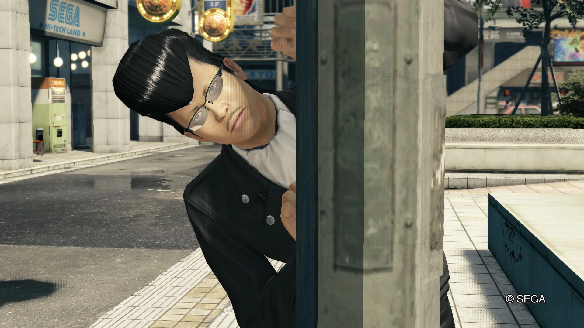 Krazy Kyo trying to hide behind a pole